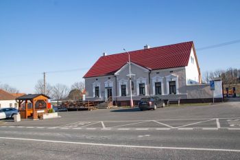 Restaurace přímo přes ulici